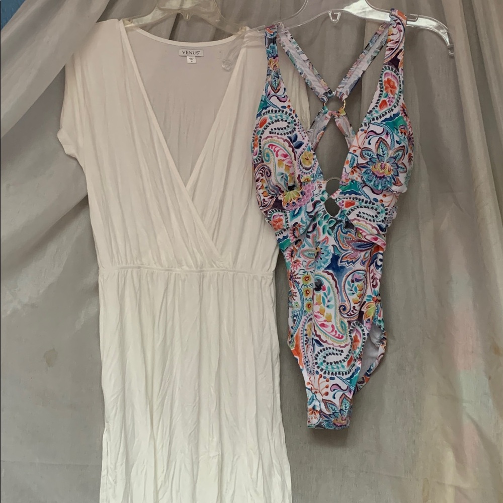 VENUS White Cover-Up with Multicolor Paisley One-Piece